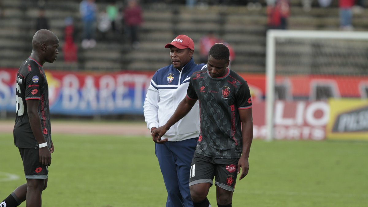 El Nacional tuvo en su mayoría a jugadores de las categorías inferiores para el estreno en la LigaPro. El equipo fue dirigido por Félix Borja (c).