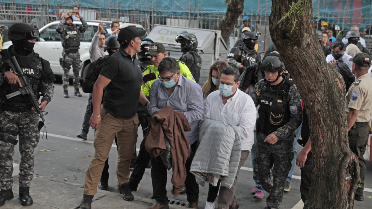 Tras su llegada a Quito los 11 detenidos en Guayaquil y Samborondón fueron llevados a la Fiscalía de Flagrancias para avanzar con el proceso Purga.