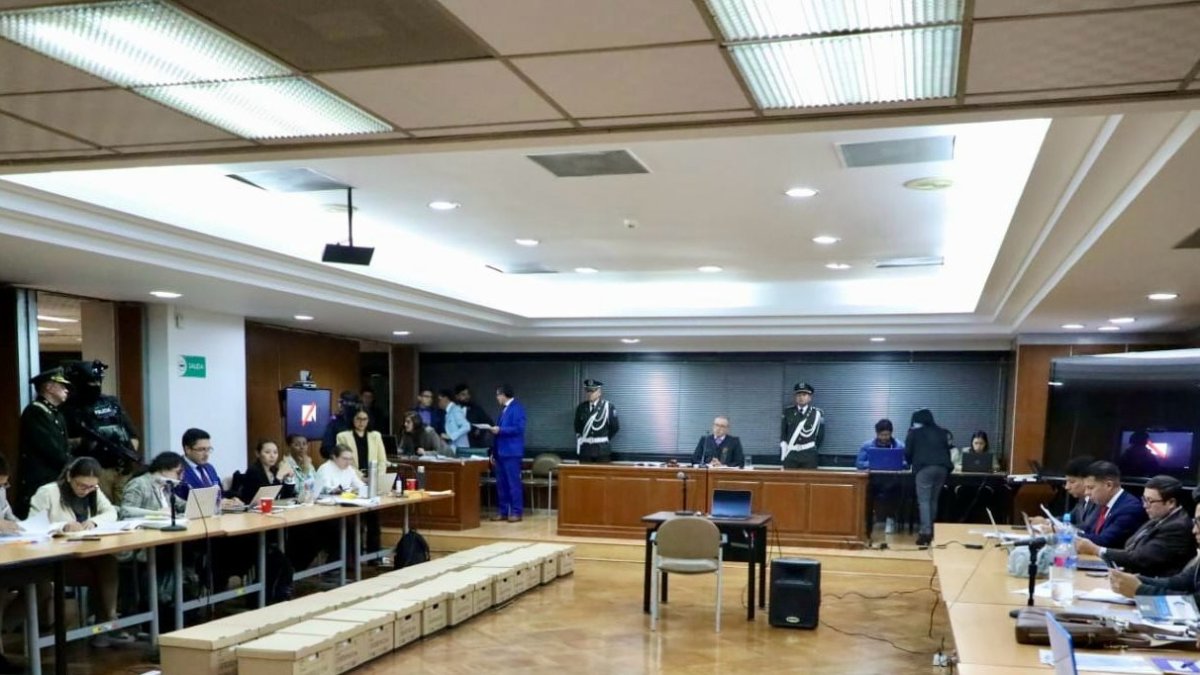 La audiencia inició a las 21:00 y se extemdió hasta las 05:00 de este martes