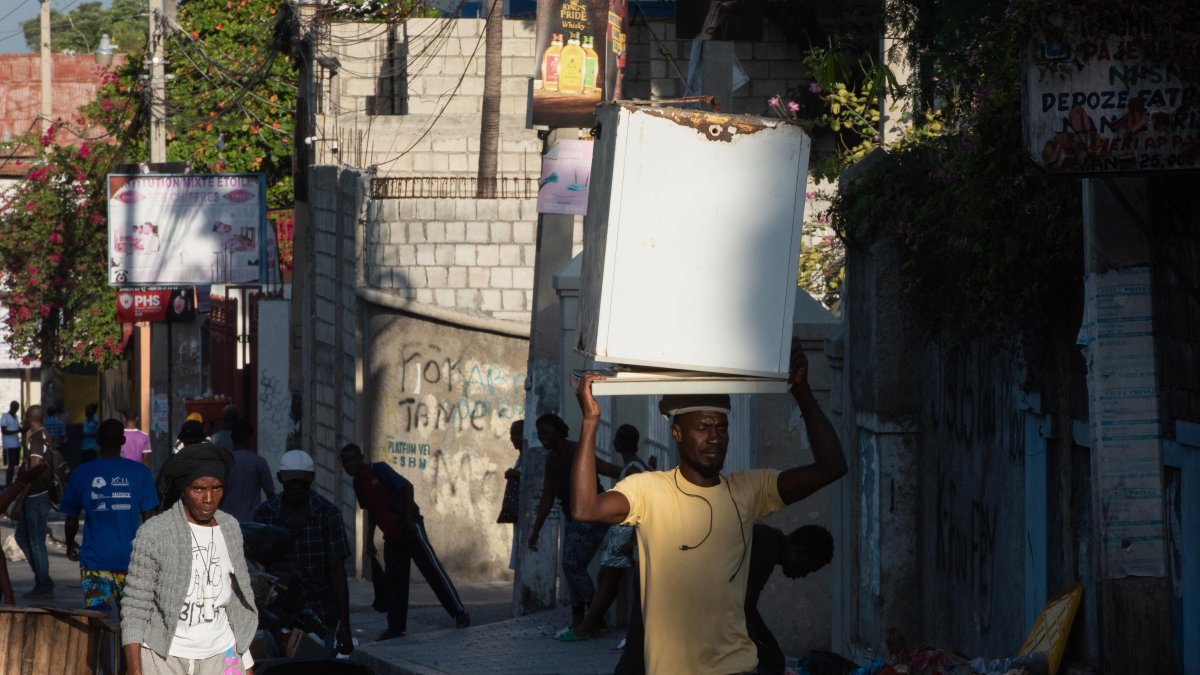 Personas caminan por una de las calles próximas a la prisión nacional, en Puerto Príncipe