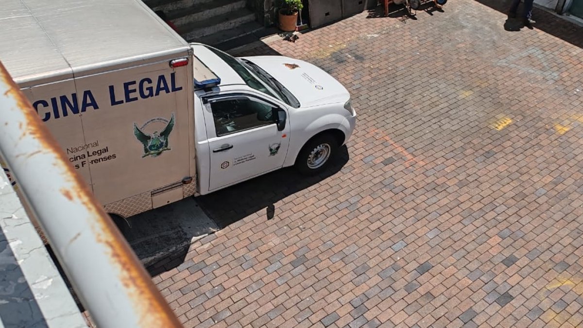 El vehículo de Medicina Legal se detuvo en uno de los parqueaderos de la Asamblea, tras la muerte de un joven funcionario.