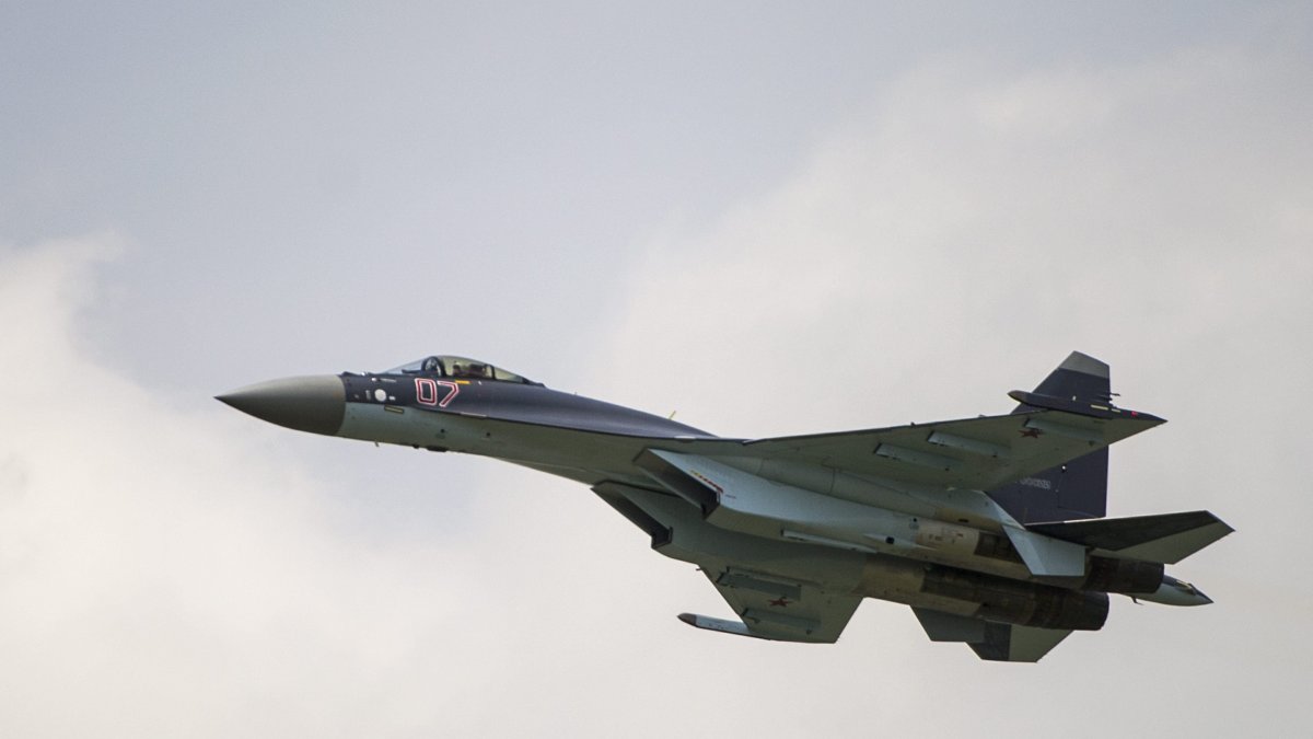 Un caza ruso intercepta un avión espía