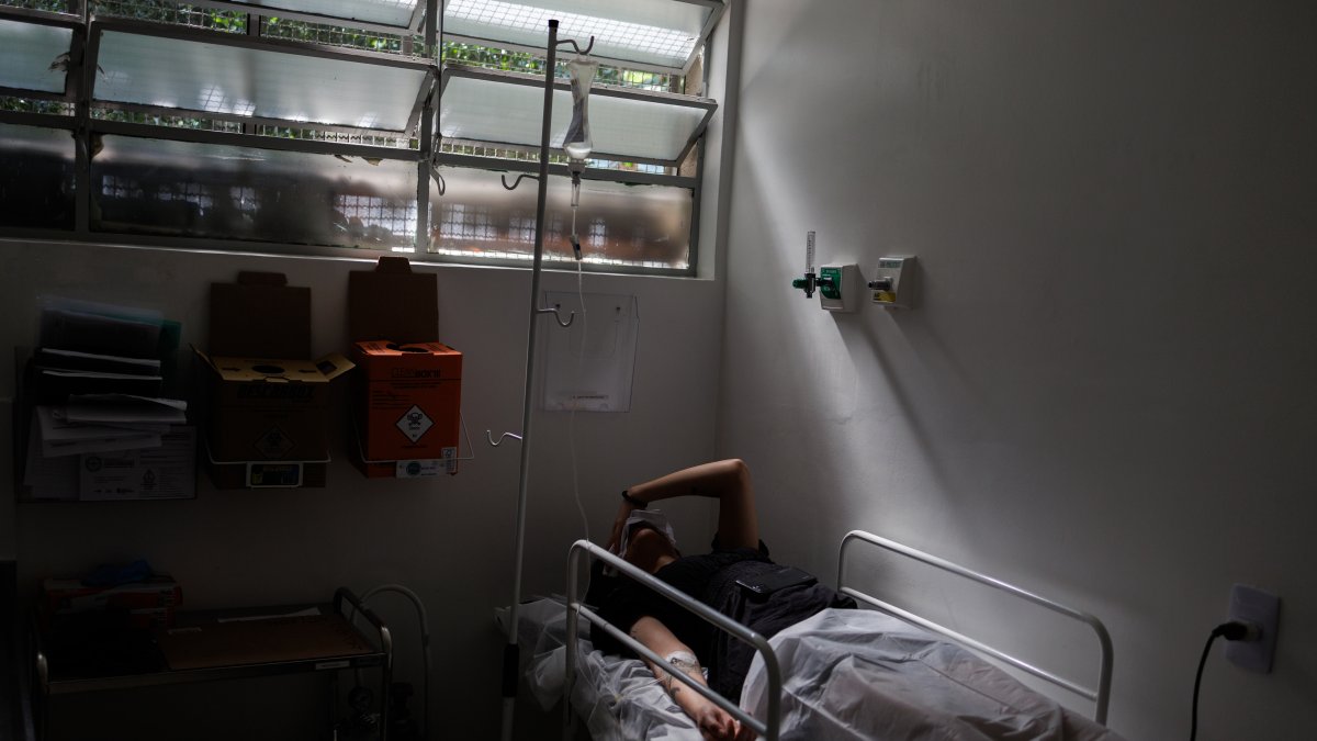 Una persona con dengue recibe atención médica en una Unidad Básica de Salud