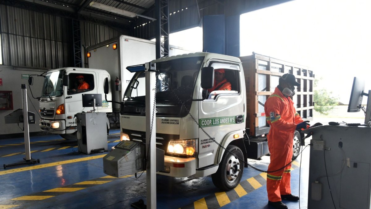 En Guamaní funciona uno de los dos centros de revisión vehicular para automotores pesados y livianos. El otro está ubicado en Carapungo.