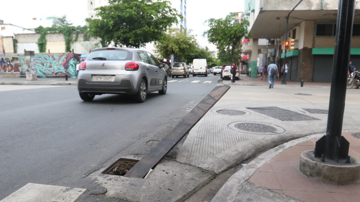 Vecinos han colocado una tabla de madera para cubrir un hueco de alcantarilla en las calles Víctor Manuel Rendón y Rumichaca.