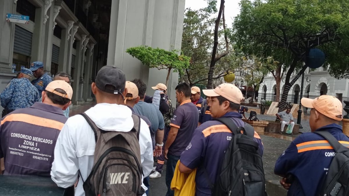Hecho. Manifestación de los trabajadores de limpieza en los exteriores del Municipio de Guayaquil.