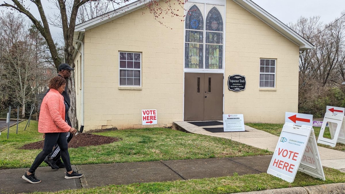 Una pareja llega a un centro de votación este martes en Durham, Carolina del Norte (EE. UU).