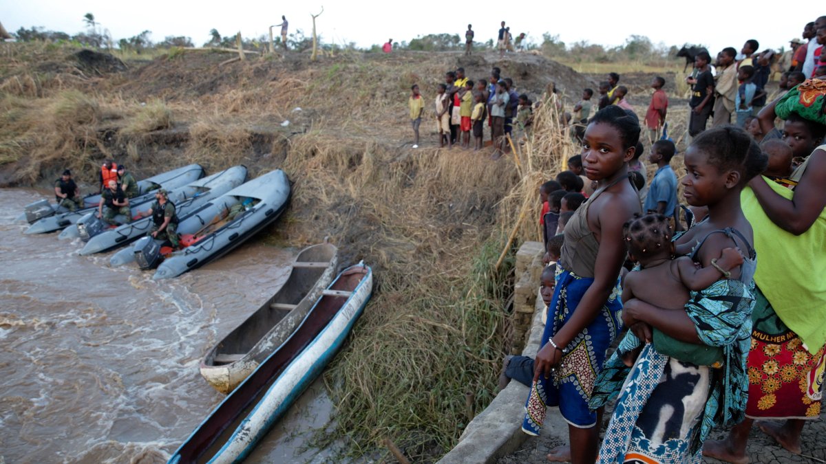 Familias enteras se han movilizado por el conflicto creciente.