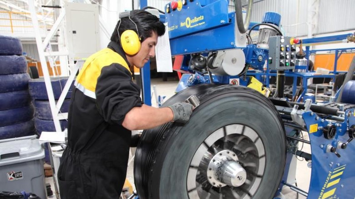 El reencauche tiene varias fases hasta la colocación de la banda de rodamiento.