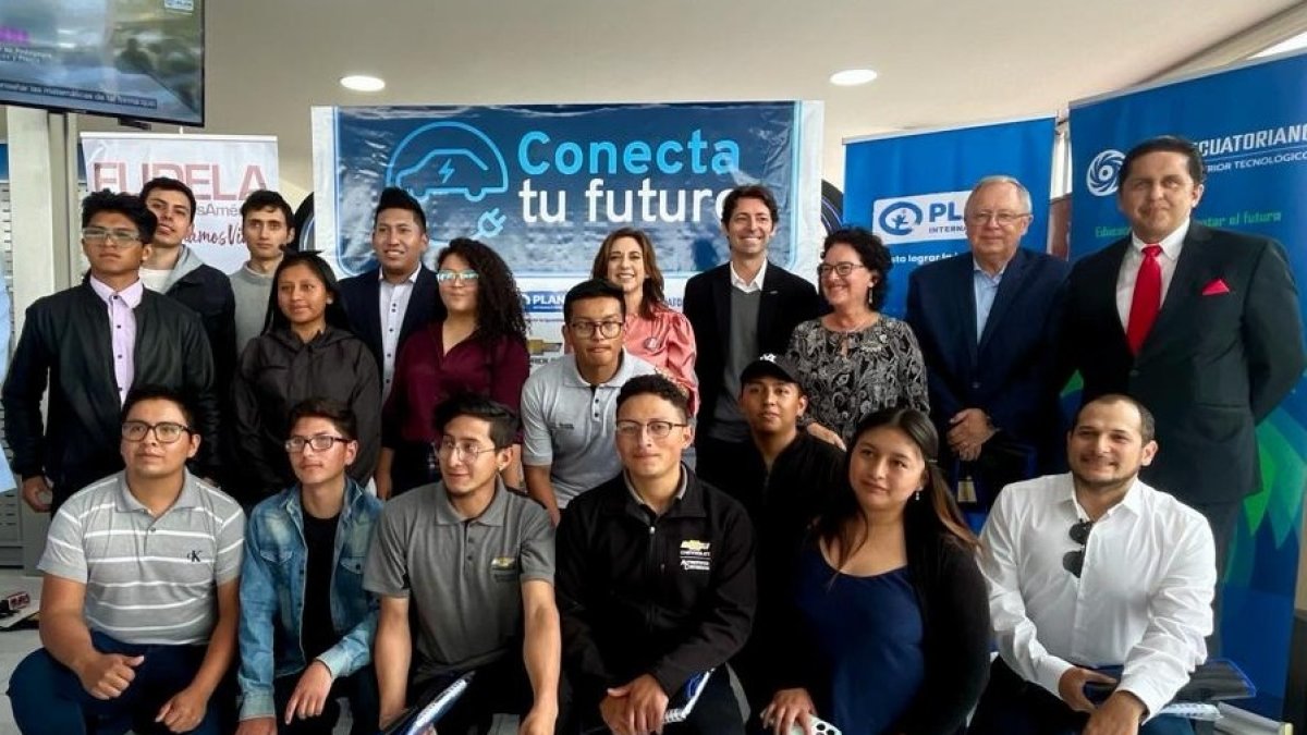 Varios asistentes al taller de electromovilidad en cuestión.