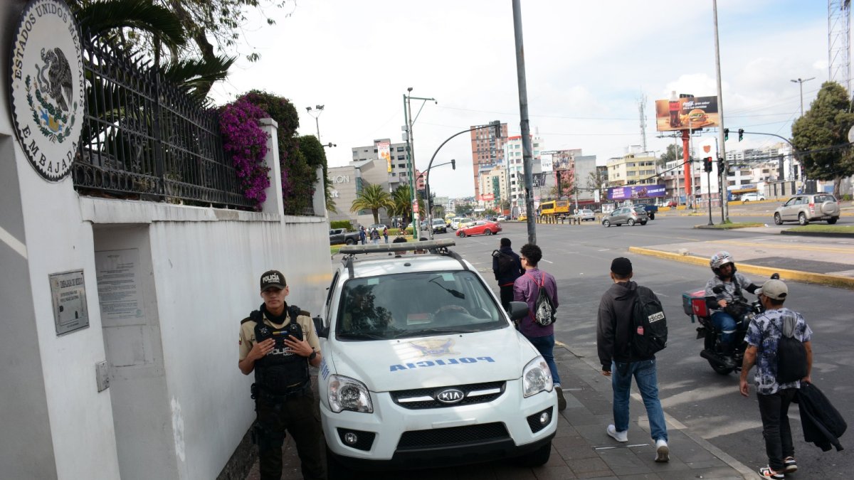 Vigilancia. Agentes de la Policía resguardan los accesos de la Embajada para evitar el escape de Glas.