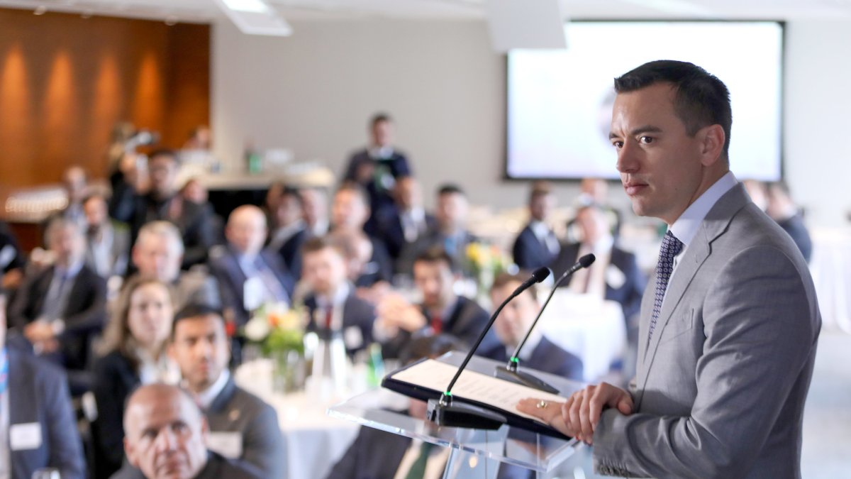 El presidente Daniel Noboa como ponente en una cnferencia.