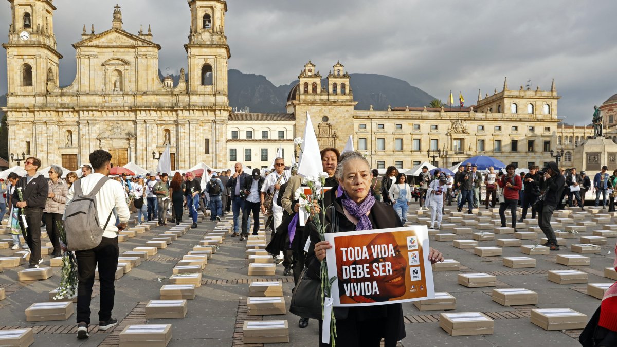 Personas se manifiestan durante una protesta en Bogotá (Colombia).