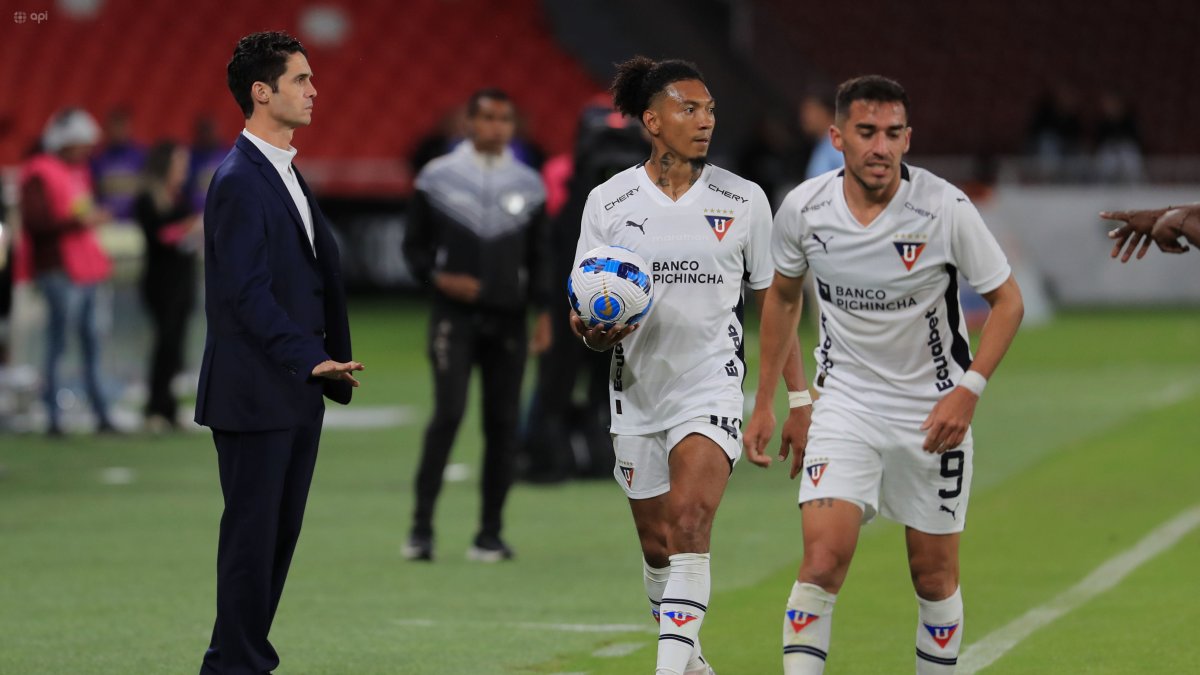 El técnico español Josep Alcácer (i) y el ofensivo argentino Lisandro Alzugaray (d) coincidieron que a la Liga de Quito le faltó mantener el ritmo de juego ante Macará.