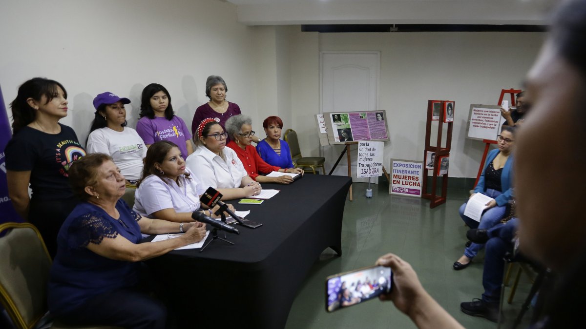 Representantes de grupos feministas se acercaron a presentar la denuncia.