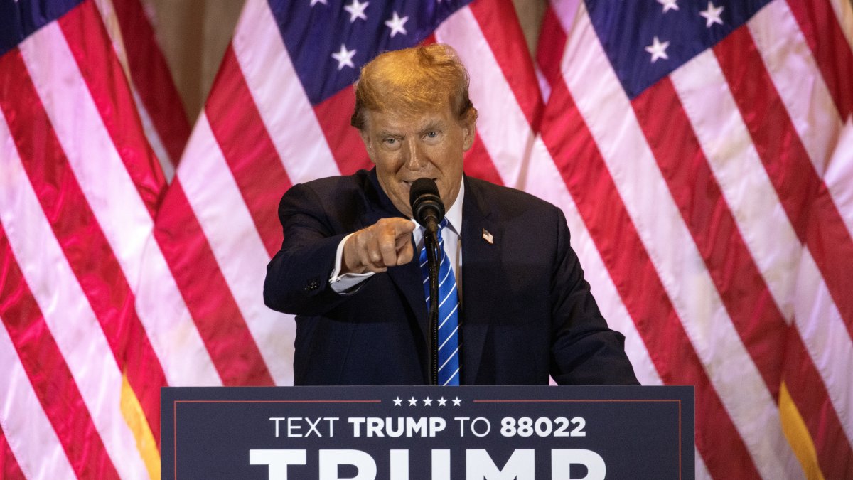 El expresidente estadounidense Donald Trump habla con sus partidarios, tras el Super Martes.