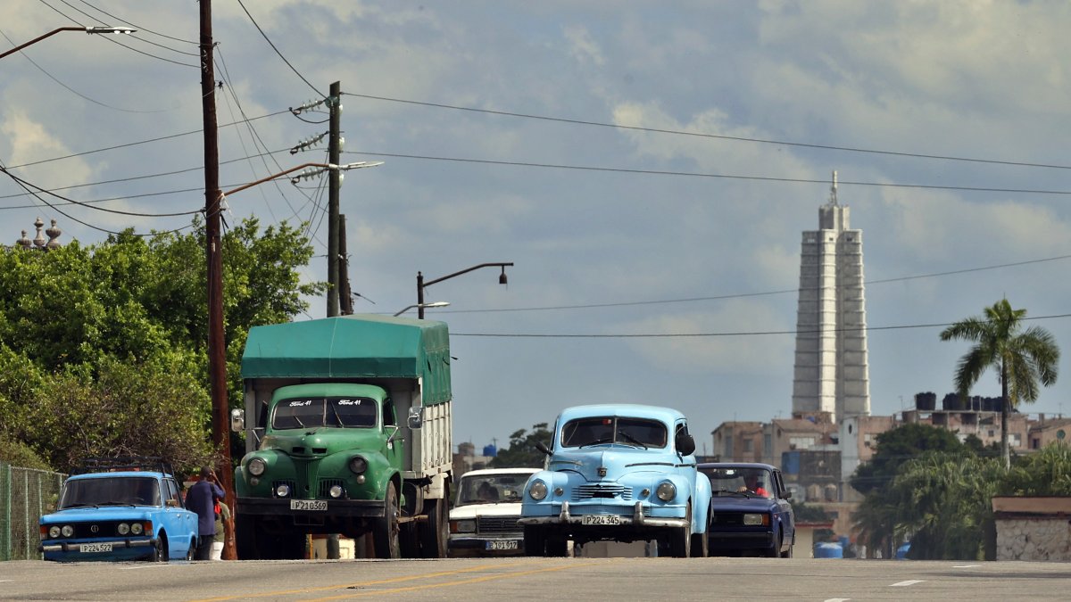 Automóviles transitan una calle el lunes 4 de marzo de 2024, en La Habana (Cuba).