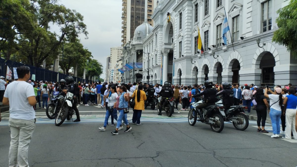 Las educadoras protagonizaron una marcha a lo largo de la avenida Malecón Malecón Simón Bolívar y terminaron con un plantón en la Gobernación 