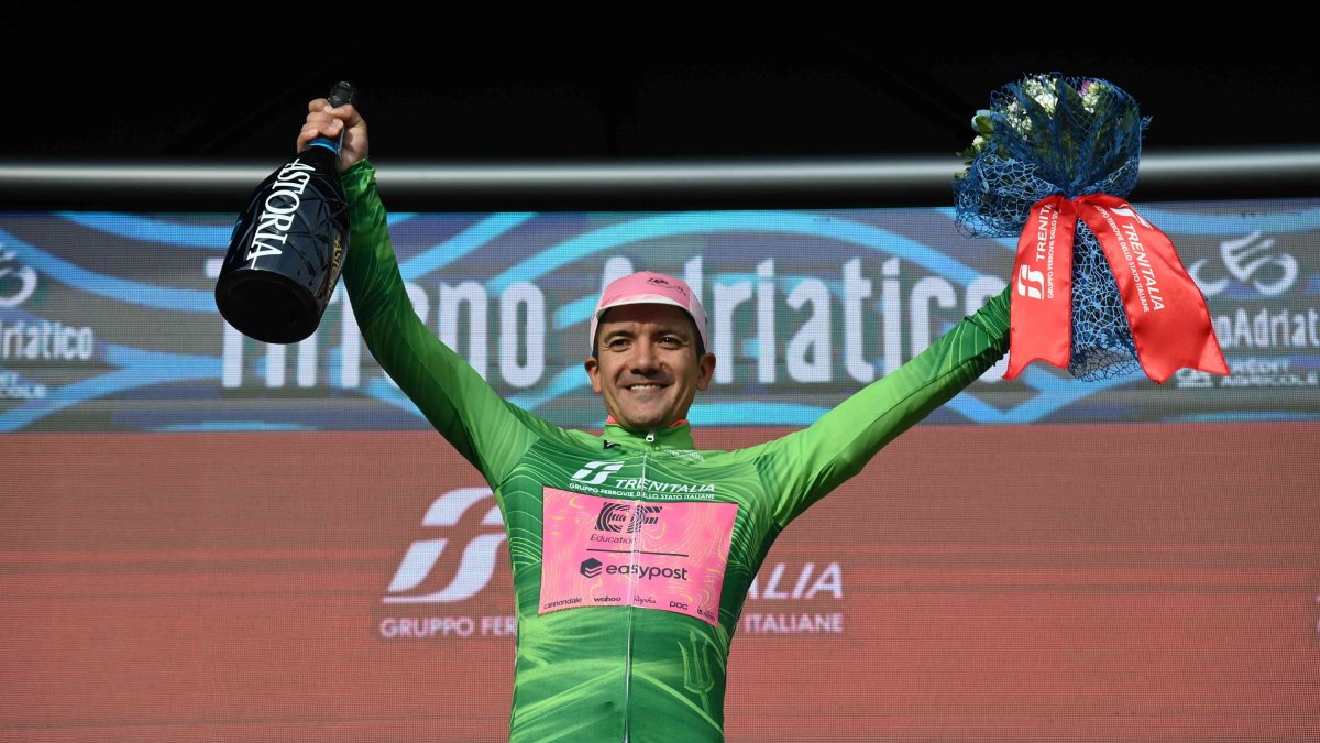 Richard Carapaz mandó en la subida a Casacastalda, y se llevó los 5 puntos en el único puerto puntuable del día.