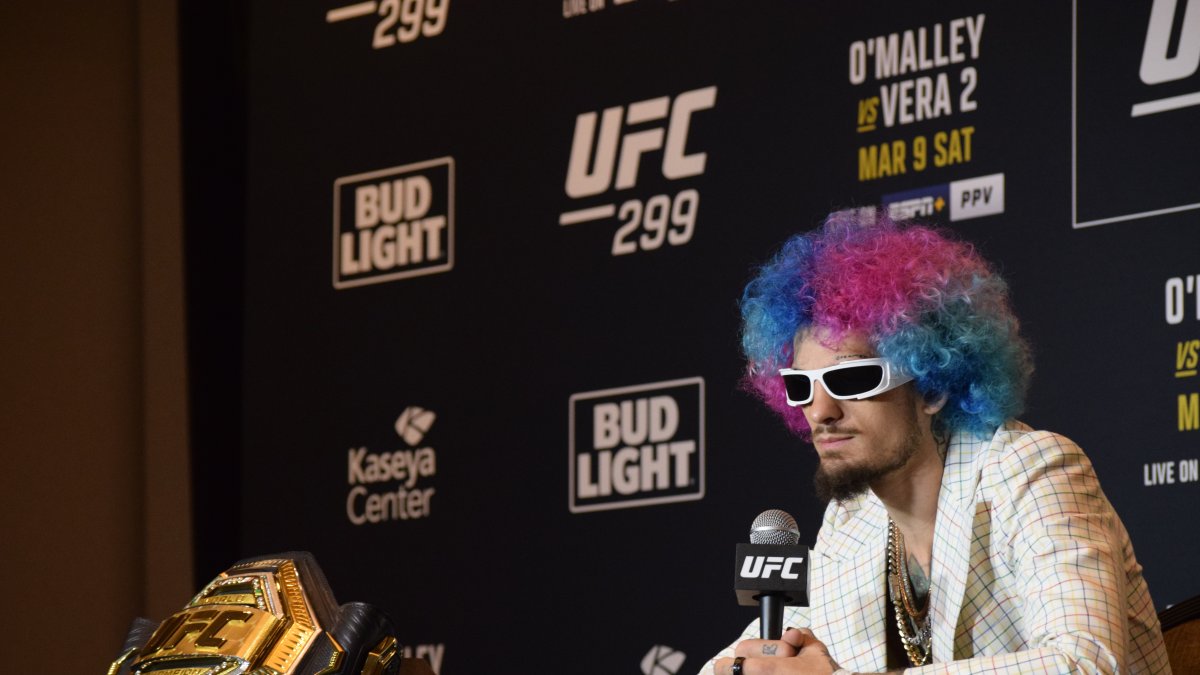 Sean O'Malley llegó al encuentro con la prensa luciendo un estilo particular.