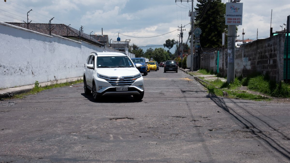 Reparación. Los moradores solicitan un arreglo integral de la calle. Solo se han realizado bacheos que, con las lluvias, se esparcen en la vía.