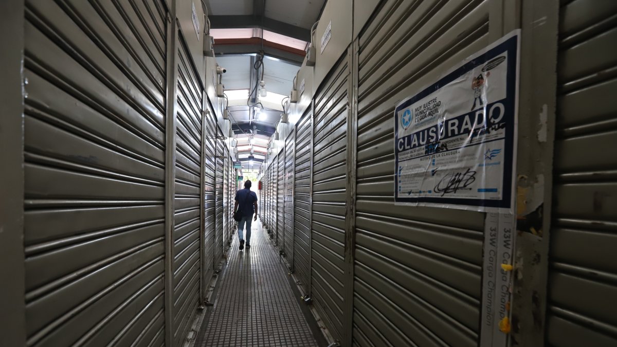 Comerciantes están desesperados por reabrir sus locales, su única fuente de ingresos.