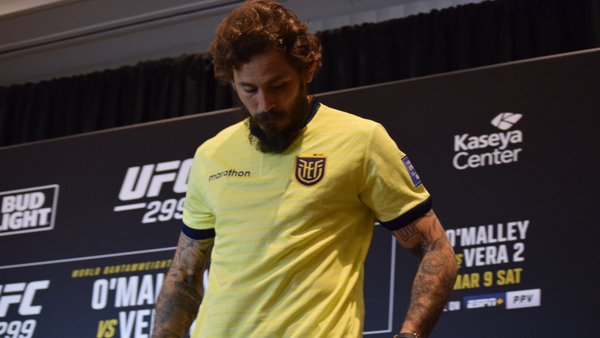 Chito recibió la camiseta de la Tri y no dudó en lucirla ante la prensa.