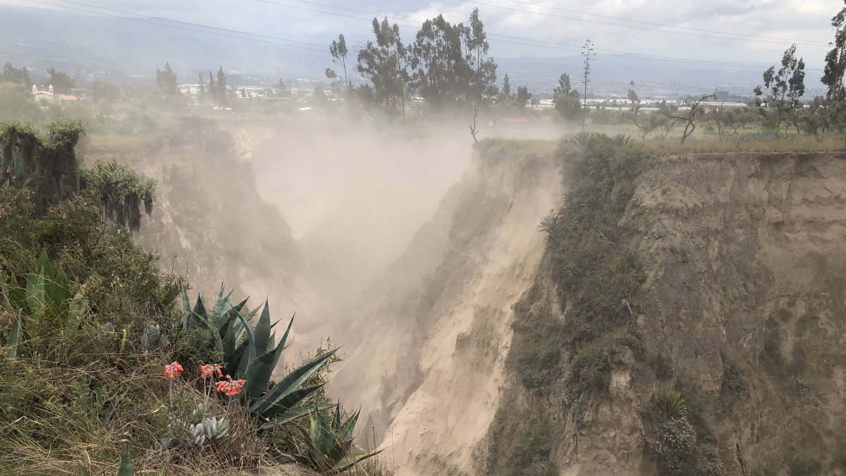 Afectación. Desde la parte alta de la quebrada se pudo observar el año en el canal de riego.