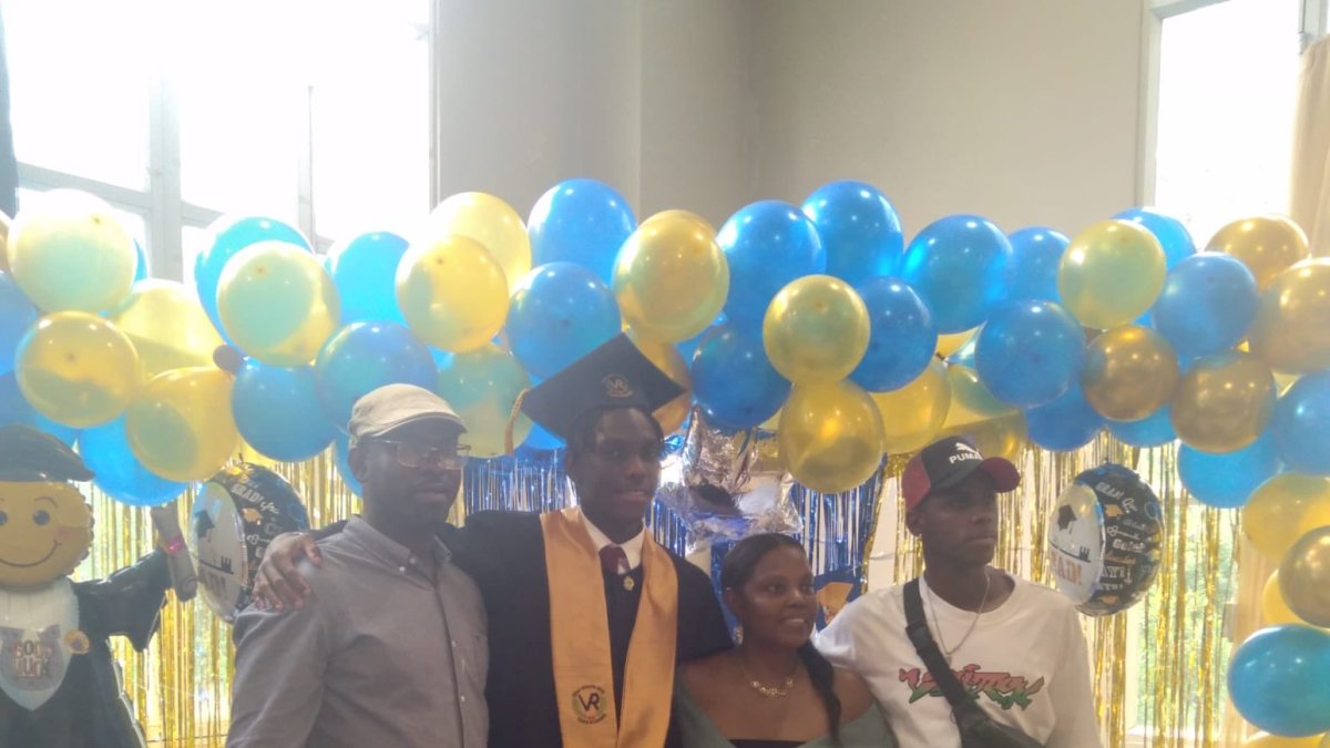 Allen Obando en familia, cuando se graduó de bachiller.