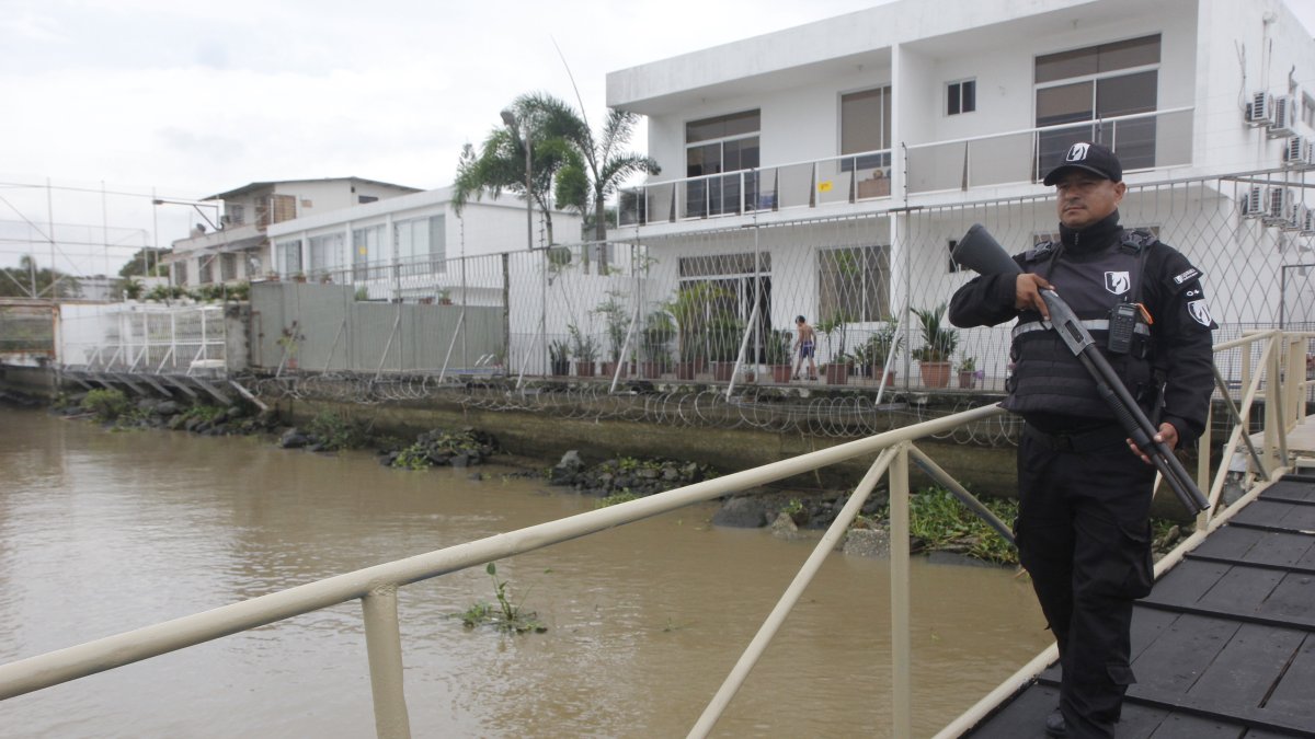 Para los ciudadanos, la seguridad la sienten solo en sus ciudadelas, donde pagan por vigilancia privada permanente. 