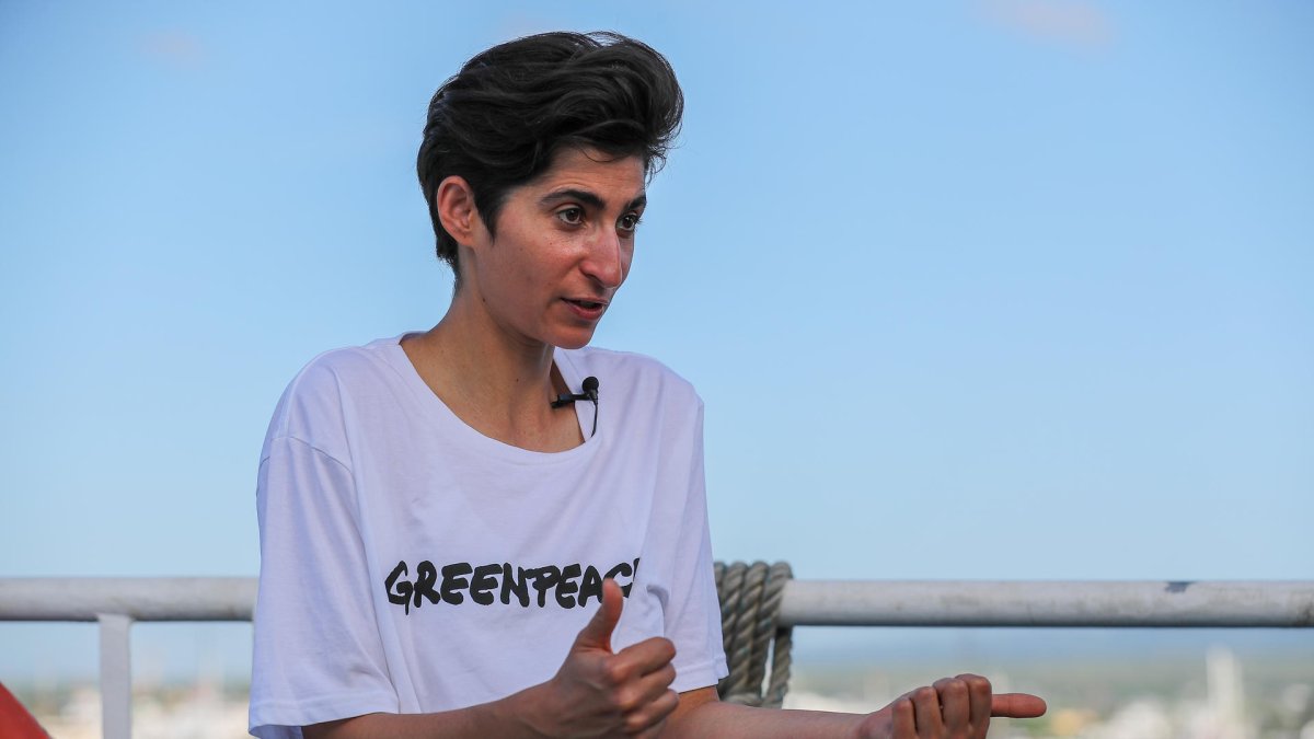 La actriz española Alba Flores habla en una entrevista con EFE este domingo, en la Isla Santa Cruz del archipiélago de Galápagos (Ecuador).