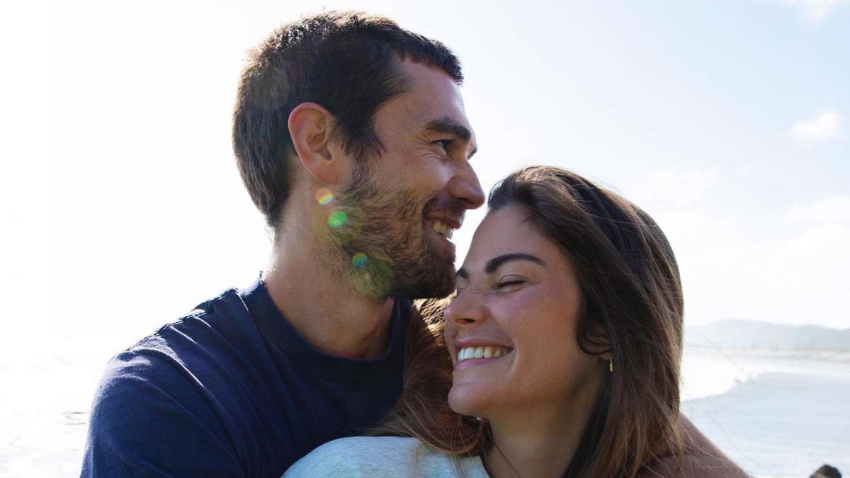 KJ Apa y Clara Berry tienen un niño.