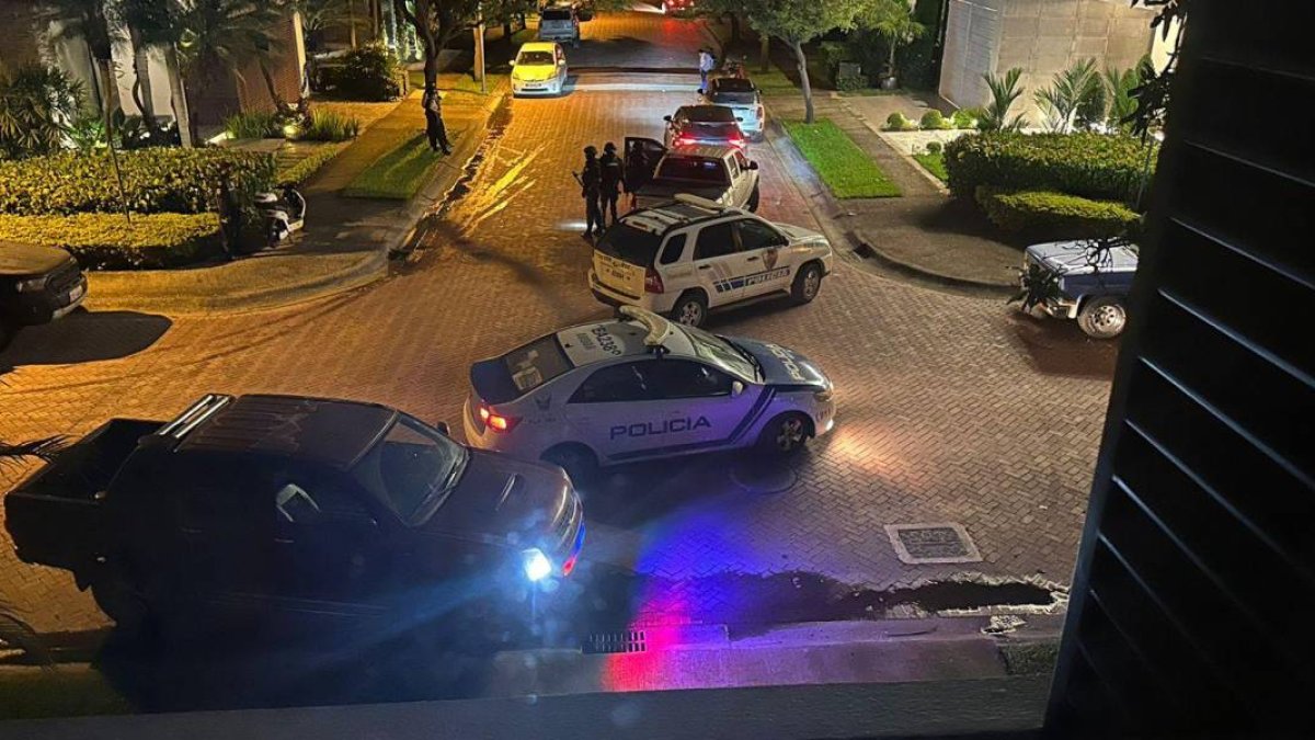 En imágenes se observa que varios vehículos entraron a una urbanización y procedieron a allanar un domicilio.