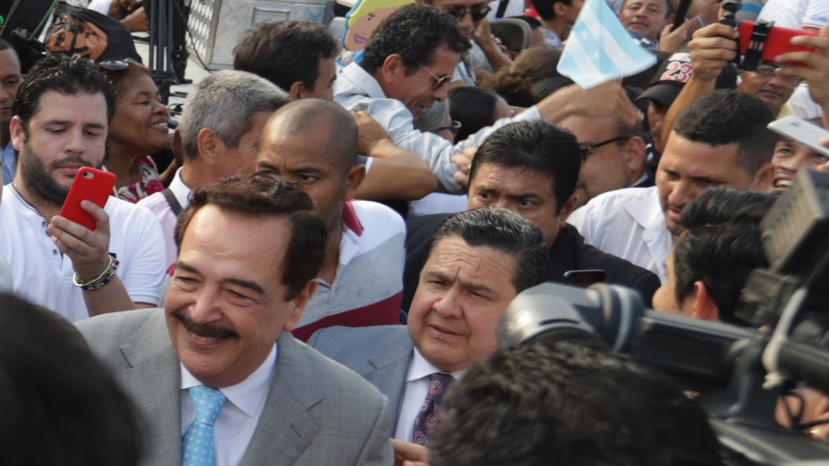 El entonces alcalde Jaime Nebot y Pablo Muentes en el ingreso a la tarima de una de las sesiones solemnes de Guayaquil.