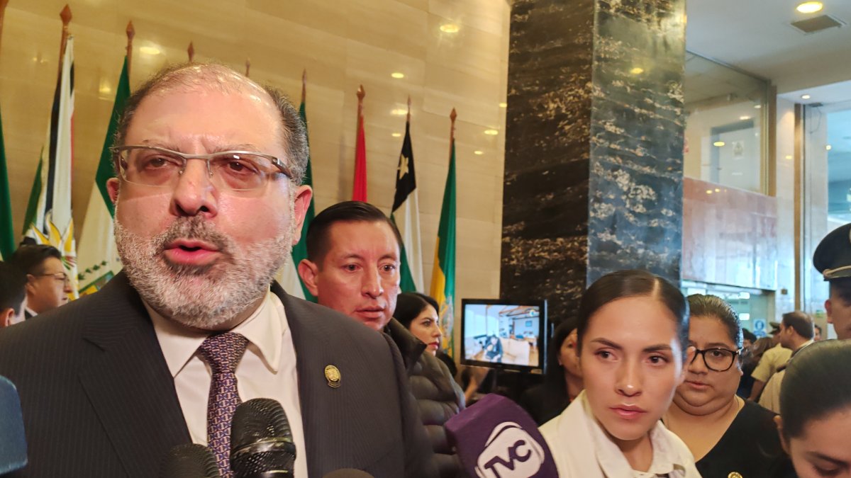 Henry Kronfle en declaraciones ante la prensa.