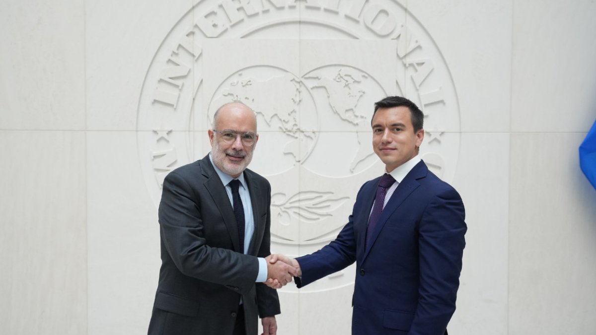 El director para el Departamento del Hemisferio Occidental  del FMI, Rodrigo Valdez, y el presidente de la República, Daniel Noboa.