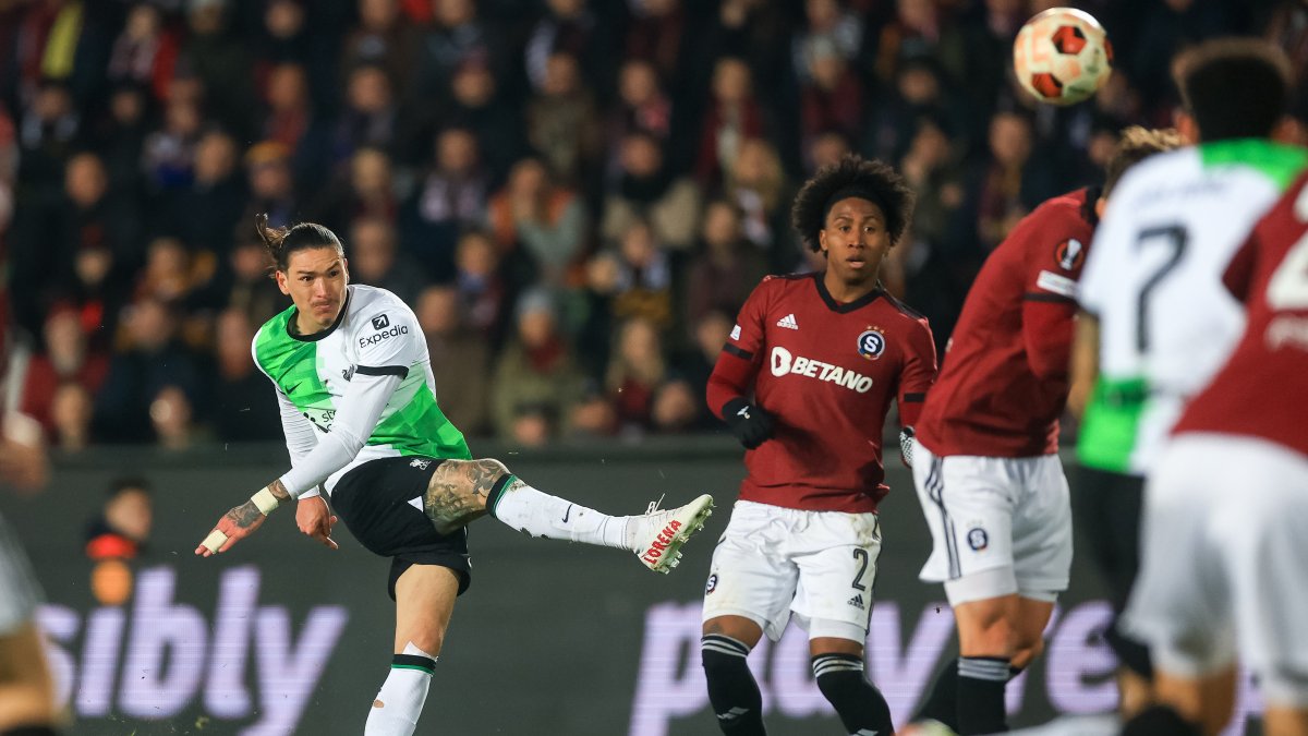 El ecuatoriano Angelo Preciado (c), lateral del Sparta Praga, jugó los 90 minutos en la derrota ante Liverpool.