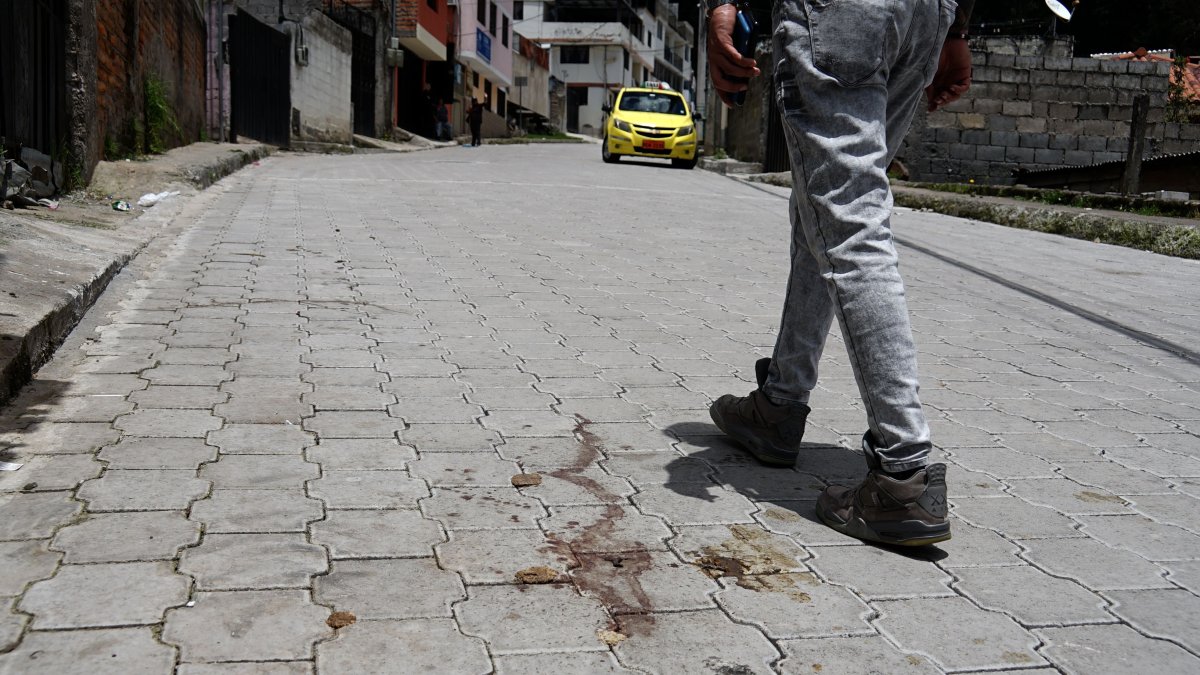 Panorama. En las afueras de la casa donde ocurrió el hecho violento todavía existe sangre de la víctima.
