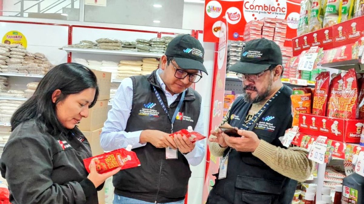 Cortesía.- Técnicos de ARCSA realizan inspecciones de los alimentos procesados.