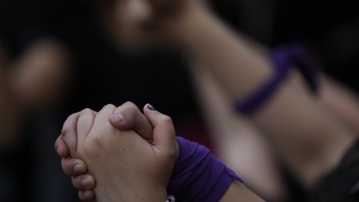 Mujeres colocan una ofrenda para todas las víctimas de feminicidio en la columna del Ángel de la Independencia en Ciudad de México (México).