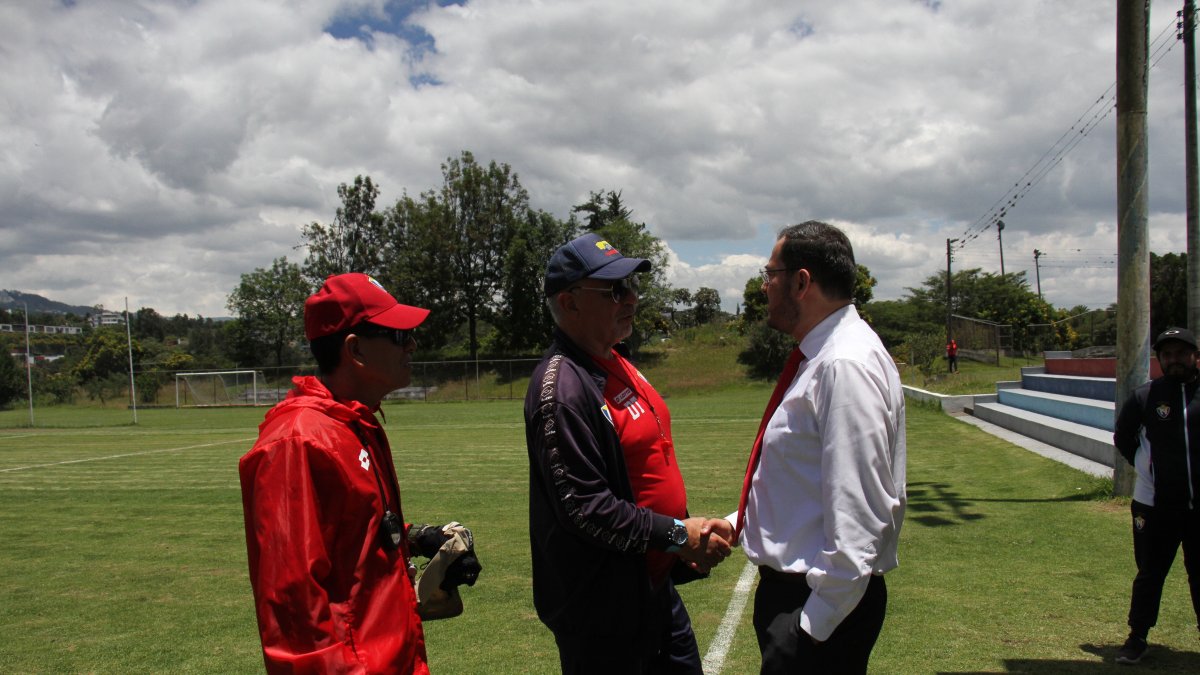 El presidente Marco Pazos (d) se reunió con el entrenador paraguayo Ever Hugo Almeida (c) y su cuerpo técnico. Acordaron su continuidad en los puros criollos.