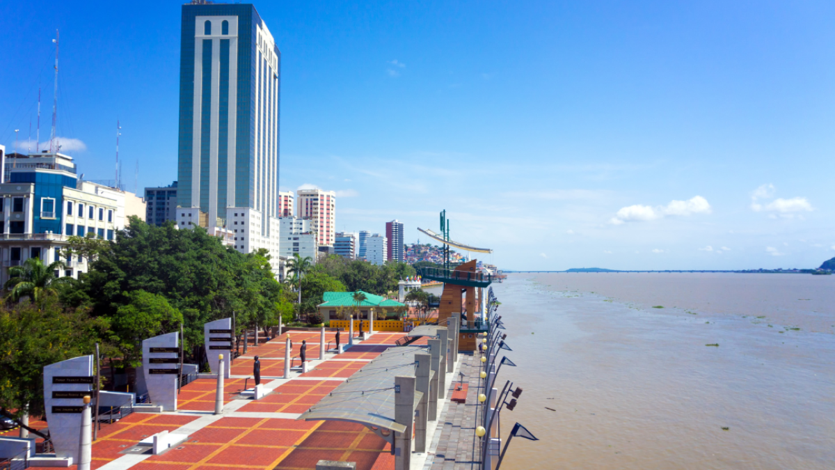 Guayaquil es una de las ciudades donde rige el toque de queda.