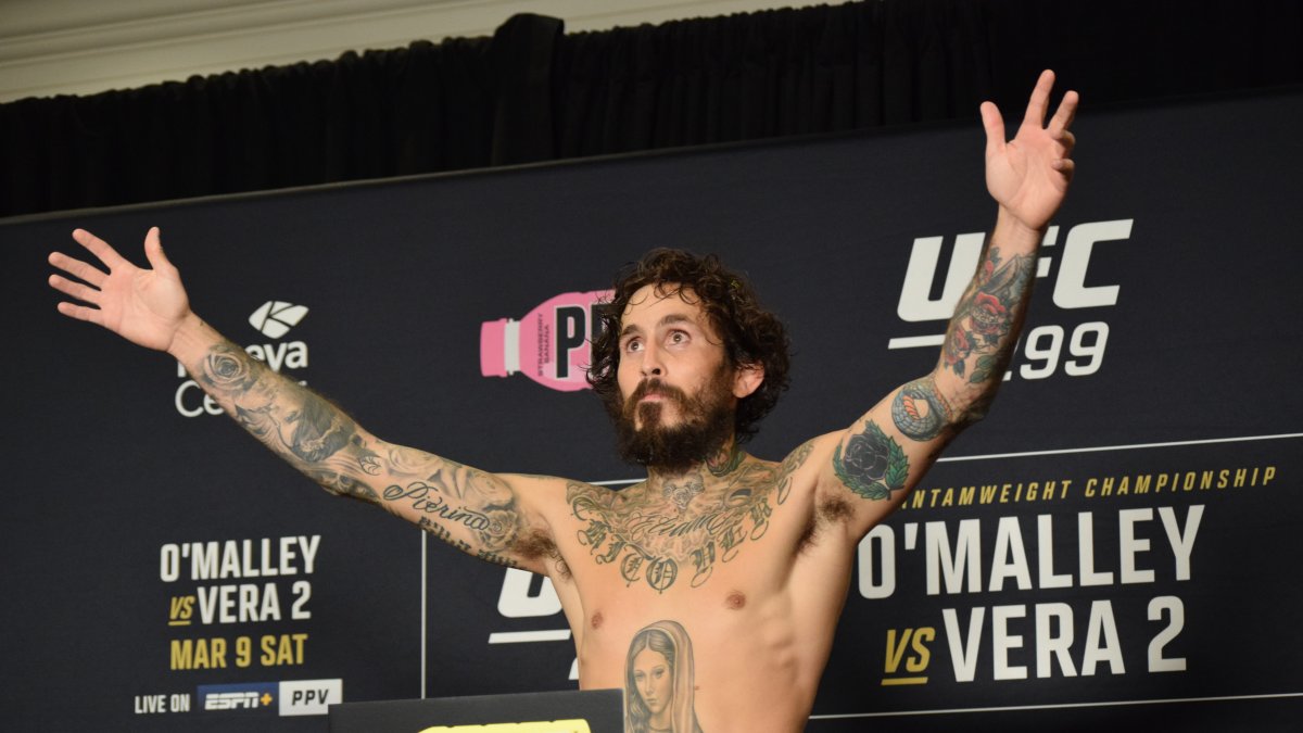 Habrá pelea. Tras casi una hora de espera, el  peleador oriundo de Chone salió a la bascula, con un evidente desgaste físico por el corte de peso.