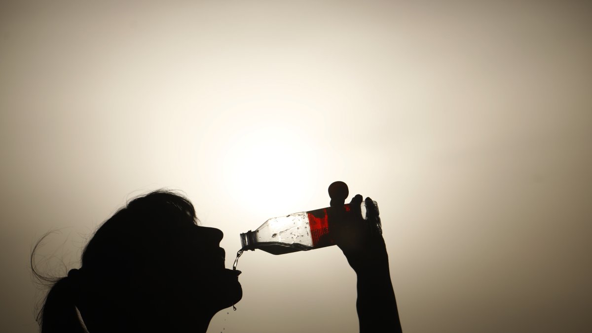 Una mujer bebe agua de una botella en una imagen de archivo.