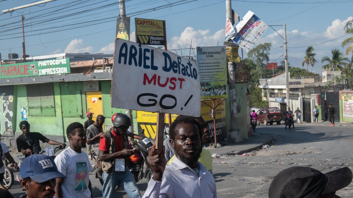 Manifestantes protestan para exigir la renuncia del primer ministro Ariel Henry