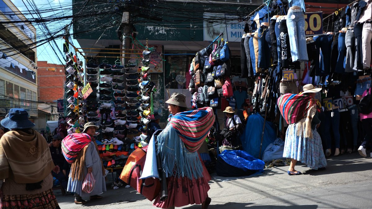 Mujeres caminan en un mercado popular el 5 de marzo de 2024 en La Paz
