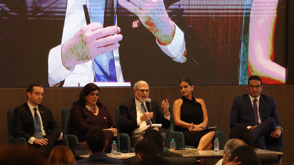 La ministra Mónica Palencia (i) y el alcalde Juan José Yúnez (d) fueron parte de los invitados.