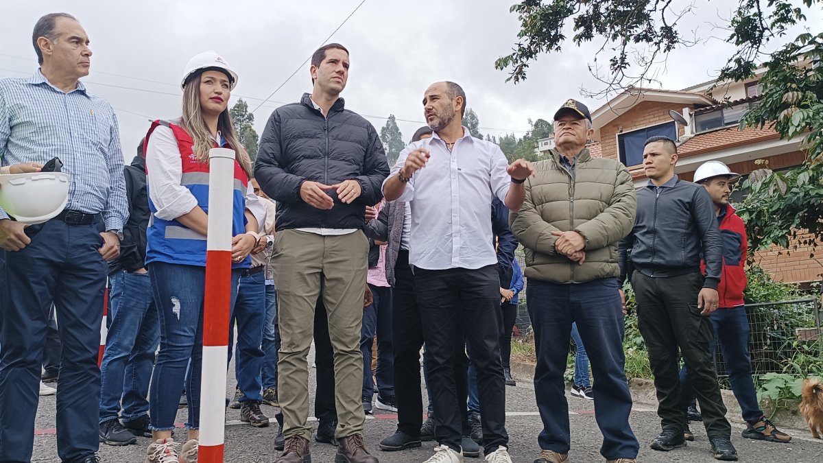 El ministro de Obras Públicas, Roberto Luque; y el prefecto de Azuay, Juan Cristóbal Lloret recorrieron la vía Cuenca- Molleturo e inauguraron el inicio de las obras de bacheo en la autopista Medio Ejido- Sayausí.