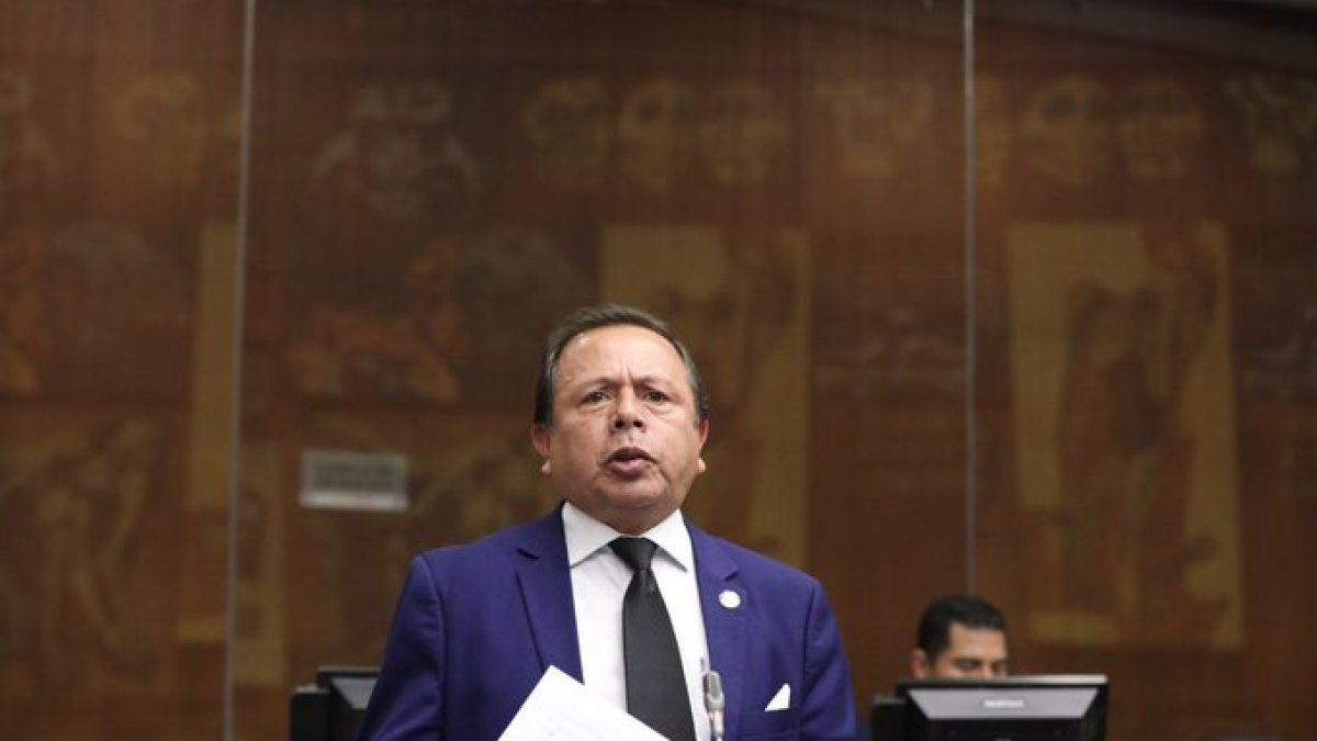 El asambleísta Jaime Guevara, de la Comisión del Derecho al Trabajo, durante su intervención en el debate del proyecto de reforma.
