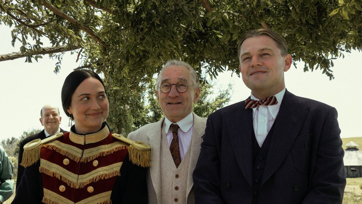 Robert De Niro con Lily Gladstone y   Leonardo DiCaprio.
